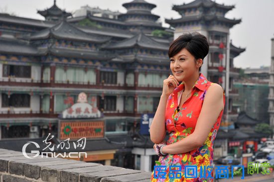 藤原纪香穿唐装展美姿 大唐芙蓉园拍《西安纪行》