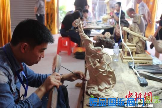 两岸职工福建泉州拼雕艺 千年古艺盼创意续接