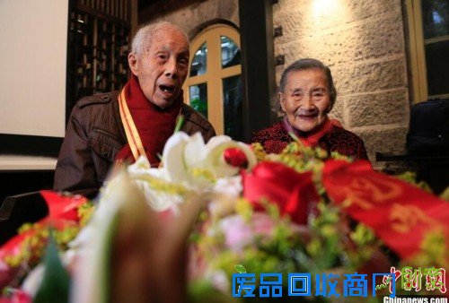 老兵夫妇结婚70周年 同一地点再拍婚纱照(组图)