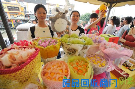 中学生自制“糖果玫瑰”洋人街上义卖体验创业