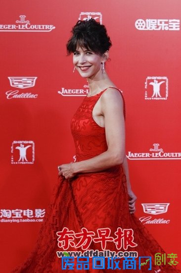 法国著名女星苏菲·玛索亮相上影节闭幕红毯。