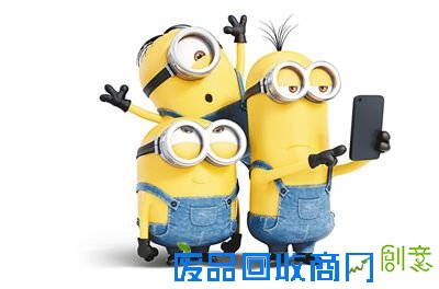 昨日，“小黄人”更新官方facebook，发了一张在伦敦白金汉宫前的自拍照，然而，这一次与此前先后被放出的四张自拍照一样悲剧了—因为手太短，对焦失败，照片又糊了。这一讨巧的细节处理，令“小黄人爱好者”边笑边喊心疼。当然，曝光小黄人“黑历史”是为了动画电影《小黄人》7月10日北美上映的营销造势，虽然国内档期尚未可知，但如果它能来中国，粉丝表示一定众筹一个自拍杆做礼物送给它。撰文：古珺姝