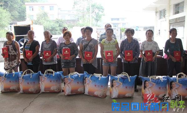 龙山举办巧手女性“剥百合”大赛冠军一小时剥32斤