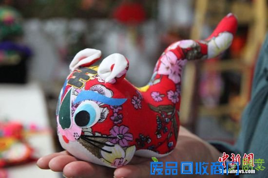 初冬时节，甘肃非物质文化遗产庆阳香包绣制的传承人刘兰芳和她的学生，围着暖炉，一针一线做香包刺绣，精美绝伦的图案，俏皮可爱的造型，惹人喜爱。屋里摆满了制作成的大象、老虎、肚兜、三寸金莲等，这些作品大多都是刘兰芳设计的，保留中国庆阳香包千年的传统文化，同时增加现代流行的时尚元素，如今她的作品远销海内外。