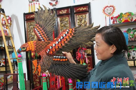 初冬时节，甘肃非物质文化遗产庆阳香包绣制的传承人刘兰芳和她的学生，围着暖炉，一针一线做香包刺绣，精美绝伦的图案，俏皮可爱的造型，惹人喜爱。屋里摆满了制作成的大象、老虎、肚兜、三寸金莲等，这些作品大多都是刘兰芳设计的，保留中国庆阳香包千年的传统文化，同时增加现代流行的时尚元素，如今她的作品远销海内外。