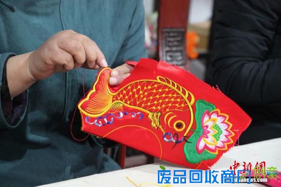 初冬时节，甘肃非物质文化遗产庆阳香包绣制的传承人刘兰芳和她的学生，围着暖炉，一针一线做香包刺绣，精美绝伦的图案，俏皮可爱的造型，惹人喜爱。屋里摆满了制作成的大象、老虎、肚兜、三寸金莲等，这些作品大多都是刘兰芳设计的，保留中国庆阳香包千年的传统文化，同时增加现代流行的时尚元素，如今她的作品远销海内外。