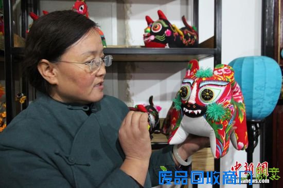 初冬时节，甘肃非物质文化遗产庆阳香包绣制的传承人刘兰芳和她的学生，围着暖炉，一针一线做香包刺绣，精美绝伦的图案，俏皮可爱的造型，惹人喜爱。屋里摆满了制作成的大象、老虎、肚兜、三寸金莲等，这些作品大多都是刘兰芳设计的，保留中国庆阳香包千年的传统文化，同时增加现代流行的时尚元素，如今她的作品远销海内外。