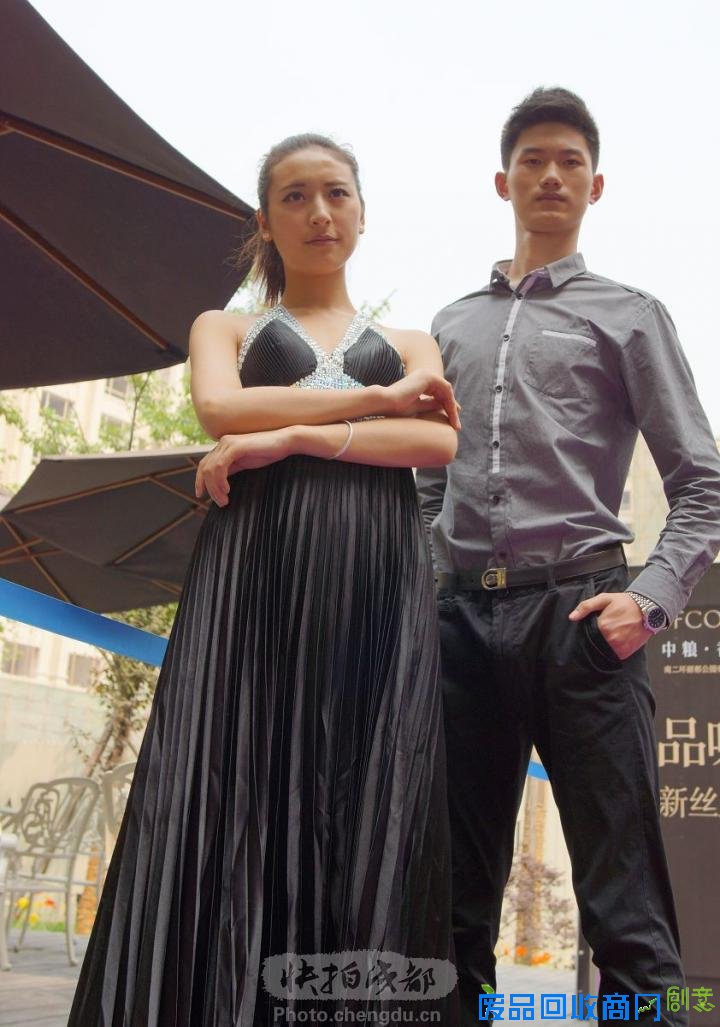 美女上车拖衣和帅哥干 - 美女 帅哥摄影图 - - 人物摄影