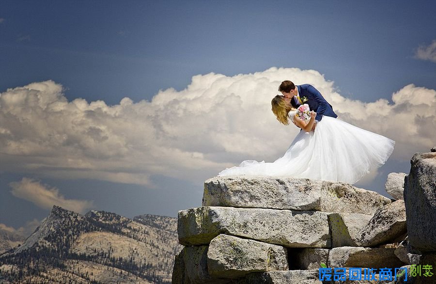 极限婚纱照!夫妻爬超千米悬崖拍唯美婚纱