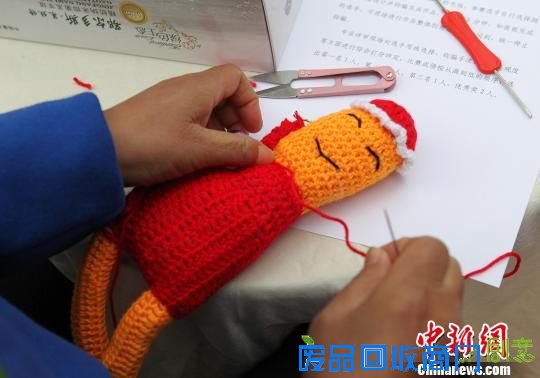 图为比赛现场，选手制作手工毛线玩偶。