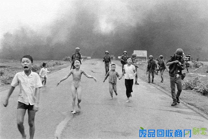 关于这张照片，可以看看「 越战女孩，四十年的伤痕 」这篇，如果当年不是越战，这些孩子能够有怎样的生活？
