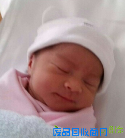 梁咏琪晒女儿近照 混血Sofia小脸圆嘟嘟超可爱（图）