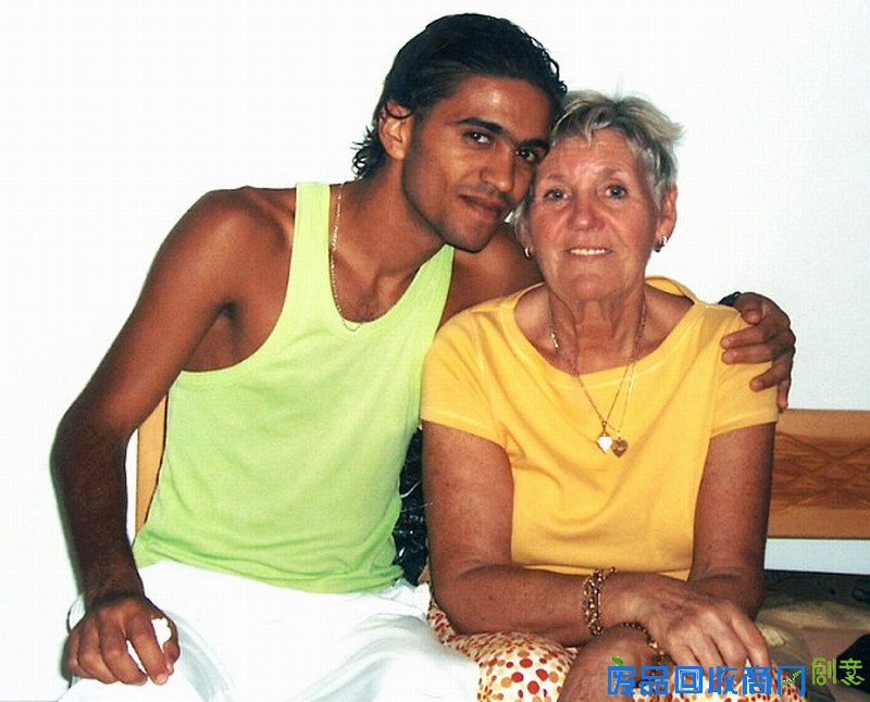 英国老妇闪婚突尼斯帅小伙 因男方签证遭拒伤感分手(组图)