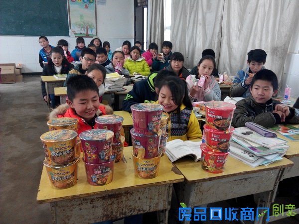 (十堰)老师自掏腰包购买方便面和创意文具为学生做奖品