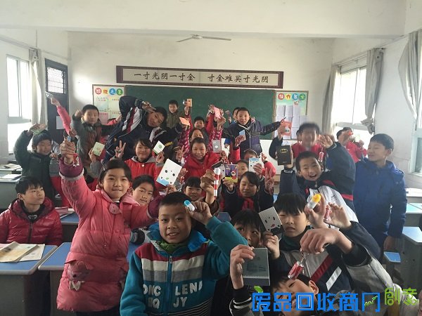 (十堰)老师自掏腰包购买方便面和创意文具为学生做奖品