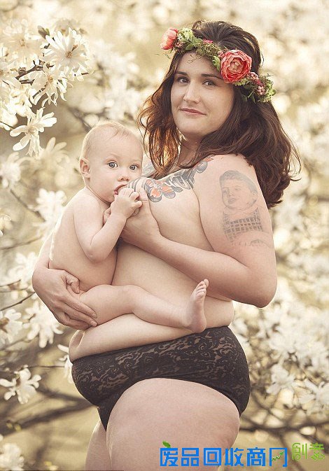 摄影师拍母亲哺乳唯美照片