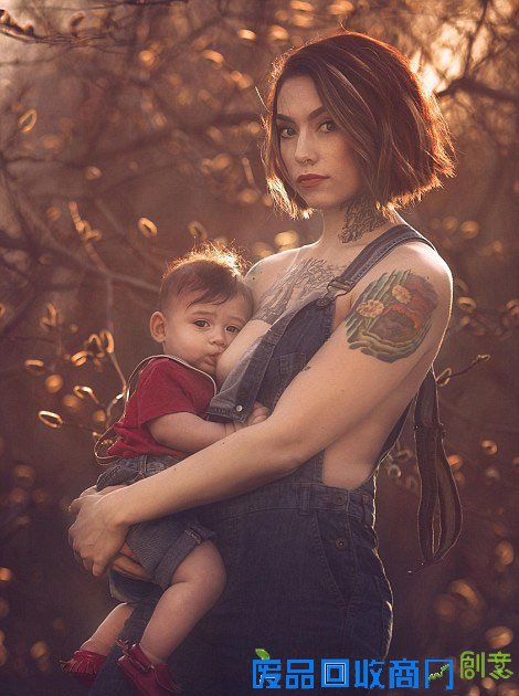 摄影师拍母亲哺乳唯美照片