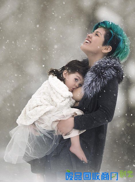 摄影师拍母亲哺乳唯美照片