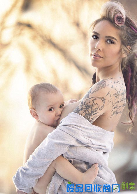 摄影师拍母亲哺乳唯美照片