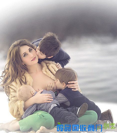 摄影师拍母亲哺乳唯美照片