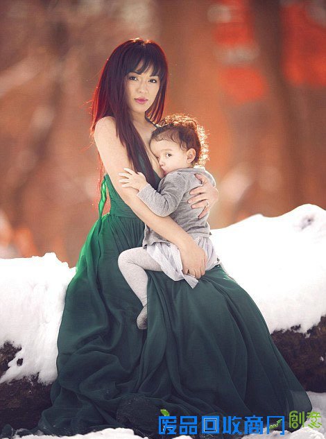 摄影师拍母亲哺乳唯美照片