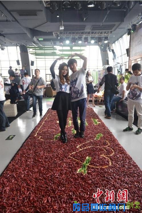 小伙用99999只红辣椒铺地毯求婚