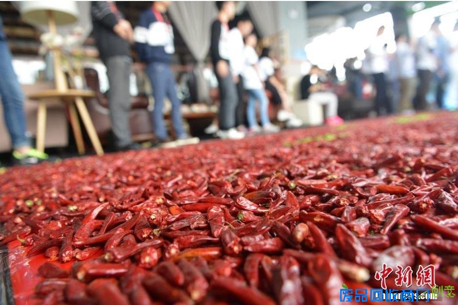 小伙用99999只红辣椒铺地毯求婚