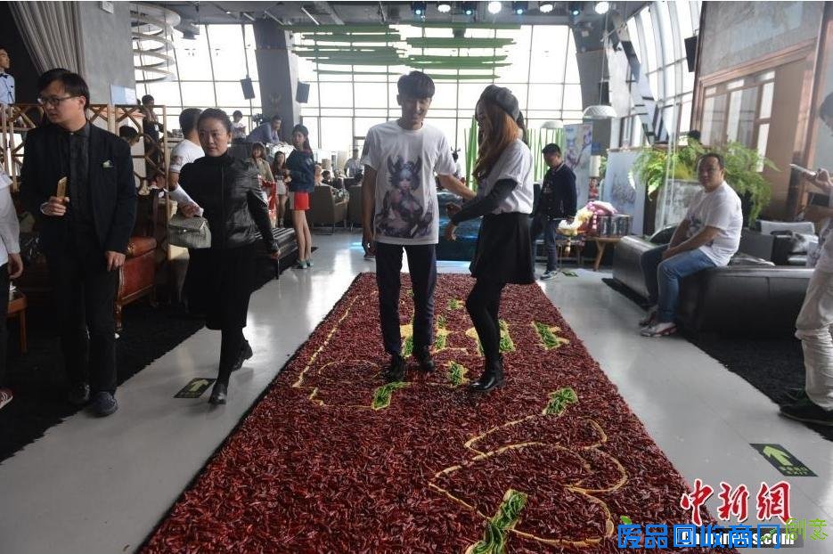 小伙用99999只红辣椒铺地毯求婚