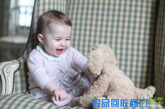 英国皇室首曝小公主正面照 可爱似哥哥