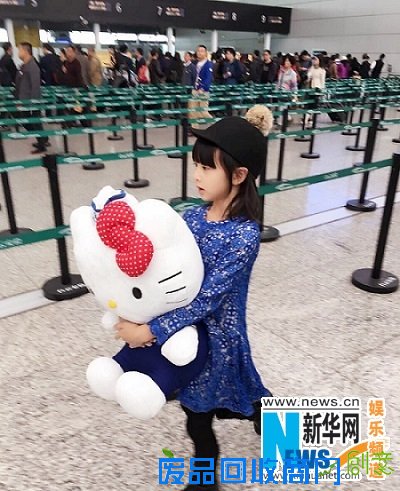 田亮携森碟现身 森碟抱玩具坐行李车俏皮可爱（图）