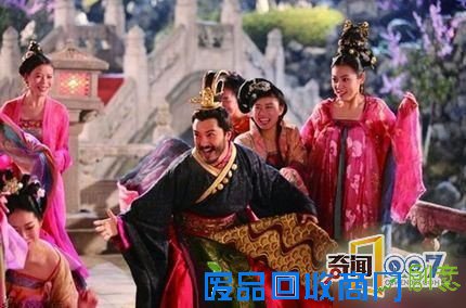 淫乱皇帝三大性创意 嫔妃宫女都穿开裆裤