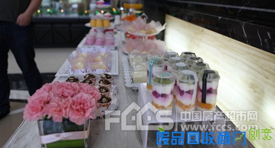 绿色环保创意DIY,废旧报纸变身时尚短裙