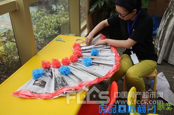 绿色环保创意DIY,废旧报纸变身时尚短裙