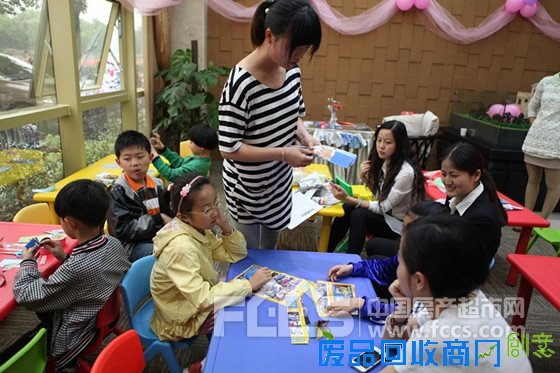 绿色环保创意DIY,废旧报纸变身时尚短裙