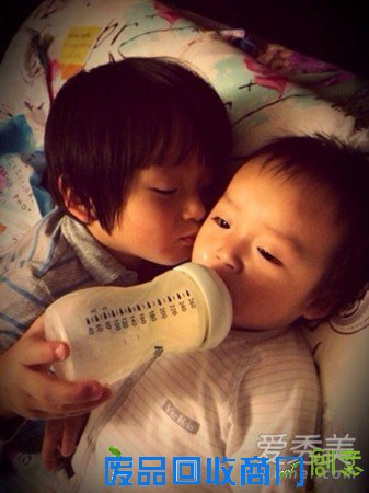 邹市明儿子轩轩照片 胖轩太可爱了