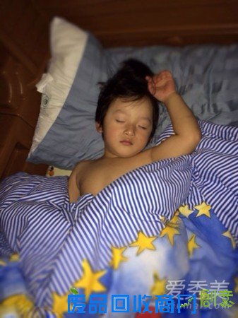 邹市明儿子轩轩照片 胖轩太可爱了