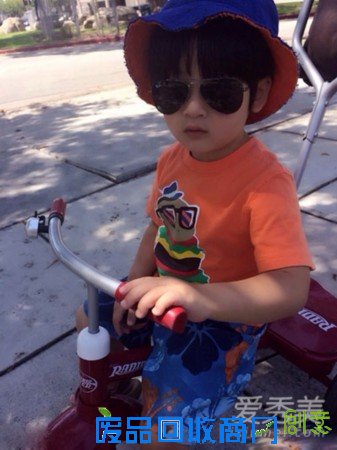 邹市明儿子轩轩照片 胖轩太可爱了