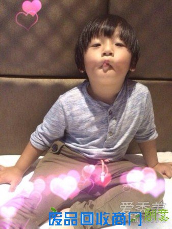 邹市明儿子轩轩照片 胖轩太可爱了