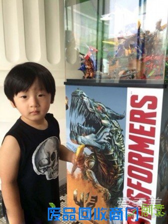 邹市明儿子轩轩照片 胖轩太可爱了