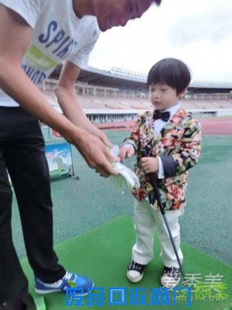 邹市明儿子轩轩照片 胖轩太可爱了