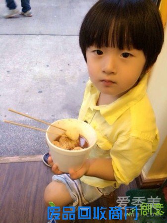 邹市明儿子轩轩照片 胖轩太可爱了