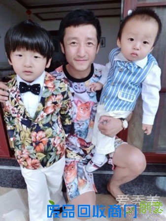 邹市明儿子轩轩照片 胖轩太可爱了