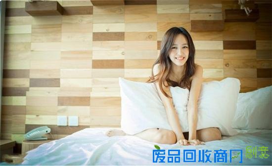 近年来,私房照人像写真已经成为人像拍摄中的热门主题,越来越多的年轻人开始热衷于私房写真的拍摄模式,在人像摄影的市场中也占有越来越多的比重。私房照人像写真是人像摄影的一个分支,由于其场景的独特性,因此拍摄时有许多技巧需要摄影师充分了解掌握,那么如何才能让你的私房写真即拥有人像艺术美感,而又不失文化艺术修养呢?其实没有什么难的,今天就来告诉你如何能够快速拍摄出漂亮自然的私房照。