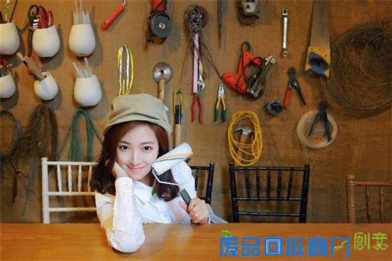 近年来,私房照人像写真已经成为人像拍摄中的热门主题,越来越多的年轻人开始热衷于私房写真的拍摄模式,在人像摄影的市场中也占有越来越多的比重。私房照人像写真是人像摄影的一个分支,由于其场景的独特性,因此拍摄时有许多技巧需要摄影师充分了解掌握,那么如何才能让你的私房写真即拥有人像艺术美感,而又不失文化艺术修养呢?其实没有什么难的,今天就来告诉你如何能够快速拍摄出漂亮自然的私房照。