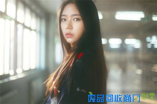 近年来,私房照人像写真已经成为人像拍摄中的热门主题,越来越多的年轻人开始热衷于私房写真的拍摄模式,在人像摄影的市场中也占有越来越多的比重。私房照人像写真是人像摄影的一个分支,由于其场景的独特性,因此拍摄时有许多技巧需要摄影师充分了解掌握,那么如何才能让你的私房写真即拥有人像艺术美感,而又不失文化艺术修养呢?其实没有什么难的,今天就来告诉你如何能够快速拍摄出漂亮自然的私房照。