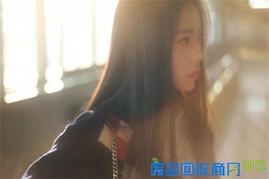 近年来,私房照人像写真已经成为人像拍摄中的热门主题,越来越多的年轻人开始热衷于私房写真的拍摄模式,在人像摄影的市场中也占有越来越多的比重。私房照人像写真是人像摄影的一个分支,由于其场景的独特性,因此拍摄时有许多技巧需要摄影师充分了解掌握,那么如何才能让你的私房写真即拥有人像艺术美感,而又不失文化艺术修养呢?其实没有什么难的,今天就来告诉你如何能够快速拍摄出漂亮自然的私房照。