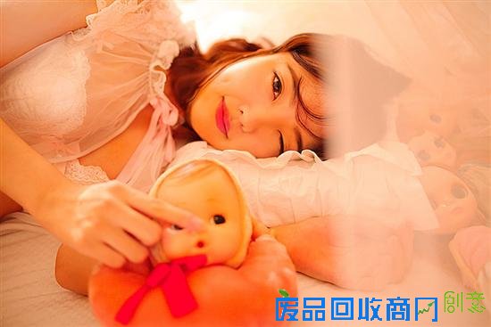 近年来,私房照人像写真已经成为人像拍摄中的热门主题,越来越多的年轻人开始热衷于私房写真的拍摄模式,在人像摄影的市场中也占有越来越多的比重。私房照人像写真是人像摄影的一个分支,由于其场景的独特性,因此拍摄时有许多技巧需要摄影师充分了解掌握,那么如何才能让你的私房写真即拥有人像艺术美感,而又不失文化艺术修养呢?其实没有什么难的,今天就来告诉你如何能够快速拍摄出漂亮自然的私房照。