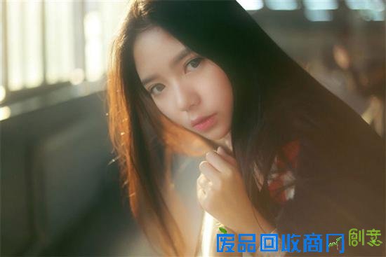 近年来,私房照人像写真已经成为人像拍摄中的热门主题,越来越多的年轻人开始热衷于私房写真的拍摄模式,在人像摄影的市场中也占有越来越多的比重。私房照人像写真是人像摄影的一个分支,由于其场景的独特性,因此拍摄时有许多技巧需要摄影师充分了解掌握,那么如何才能让你的私房写真即拥有人像艺术美感,而又不失文化艺术修养呢?其实没有什么难的,今天就来告诉你如何能够快速拍摄出漂亮自然的私房照。