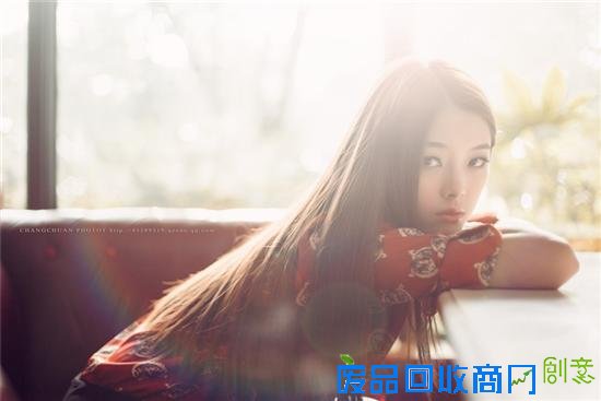 近年来，私房照人像写真已经成为人像拍摄中的热门主题，越来越多的年轻人开始热衷于私房写真的拍摄模式，在人像摄影的市场中也占有越来越多的比重。私房照人像写真是人像摄影的一个分支，由于其场景的独特性，因此拍摄时有许多技巧需要摄影师充分了解掌握，那么如何才能让你的私房写真即拥有人像艺术美感，而又不失文化艺术修养呢？其实没有什么难的，今天就来告诉你如何能够快速拍摄出漂亮自然的私房照。