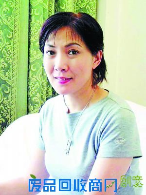 如今影视圈内嫁给外国人的女星比比皆是，不过上世纪80年代嫁给外国人，还是一件稀奇的事。著名影星沈丹萍被不少网友称为第一个嫁给外国人的国内女星。